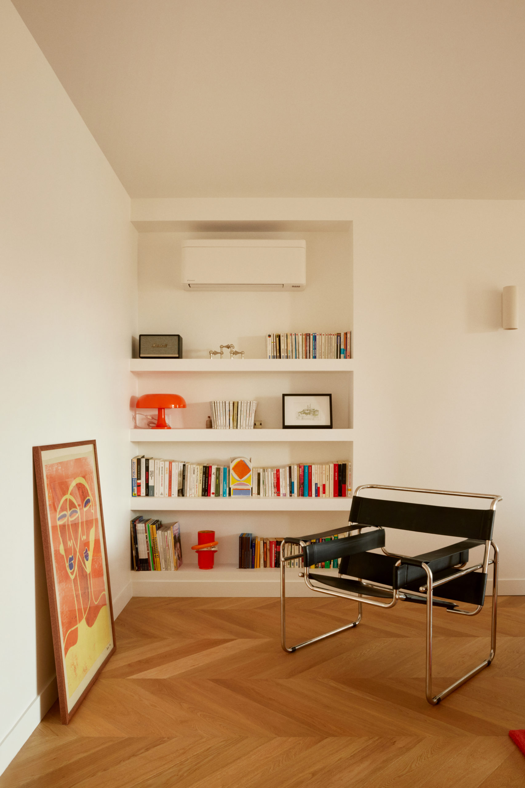 Fauteuil WASSILY édité par Knoll Designer Marcel BREUER - Vue des niches en plâtre avec l'insertion d'une unité intérieure de climatisation de la marque Daikin modèle Stylish