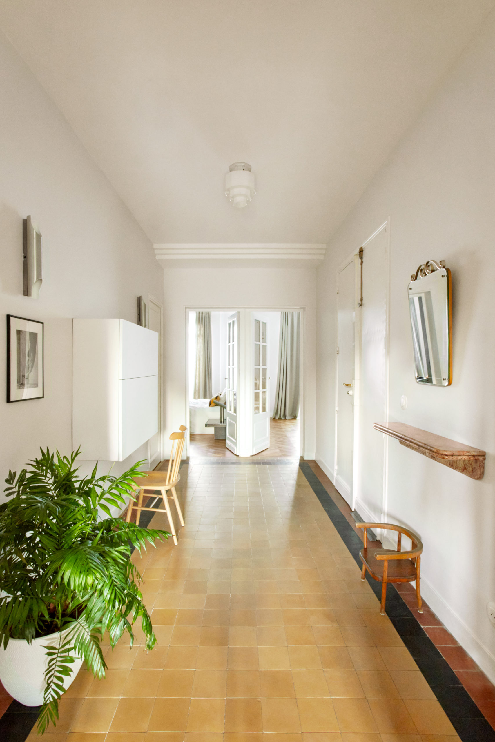 Vue de la grande entrée qui sert de bureau et les carreaux de ciment d'origine conservé