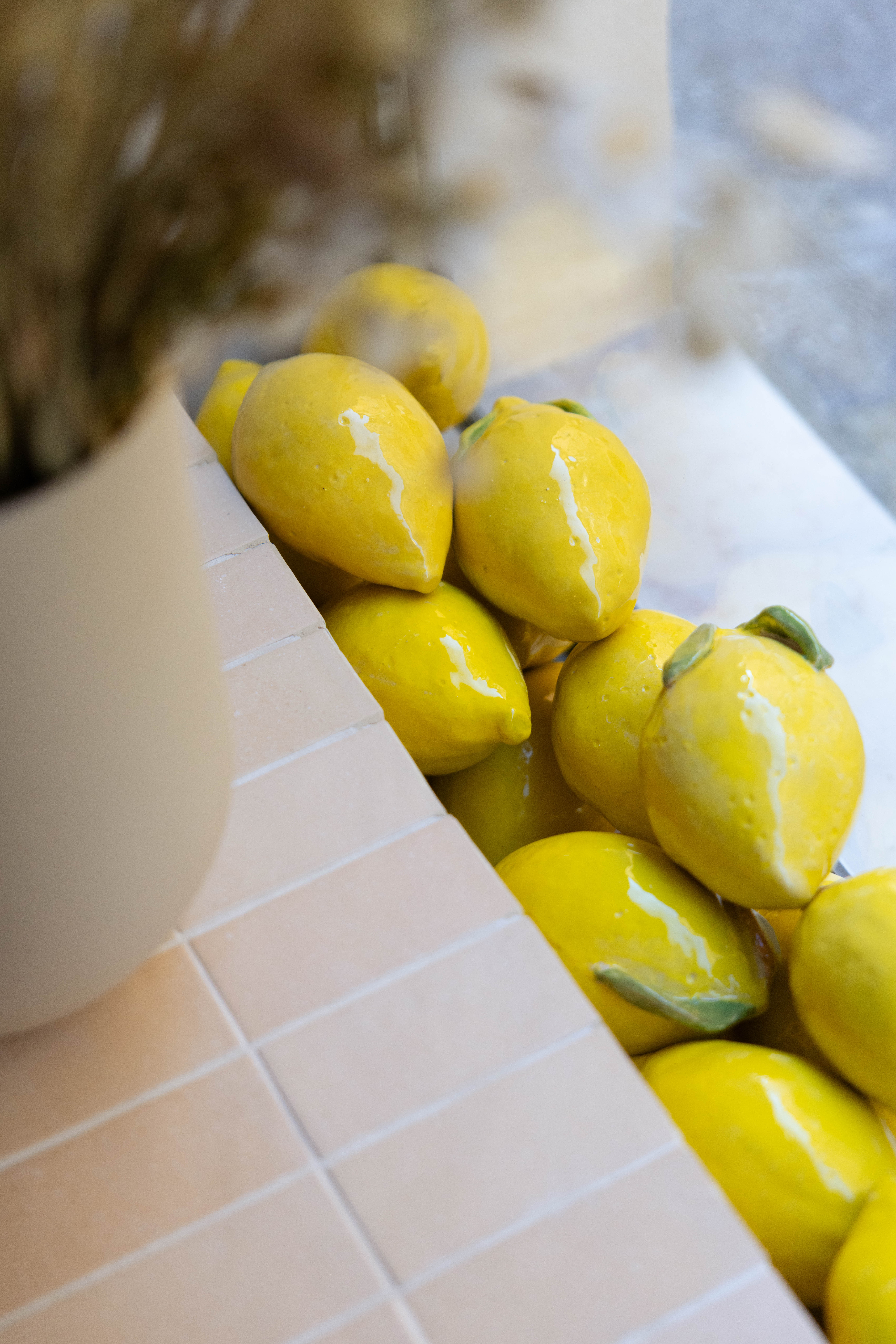 Citrons jaune en céramique dans la vitrine rue Papassaudi réalisés par Argile et Clémentine