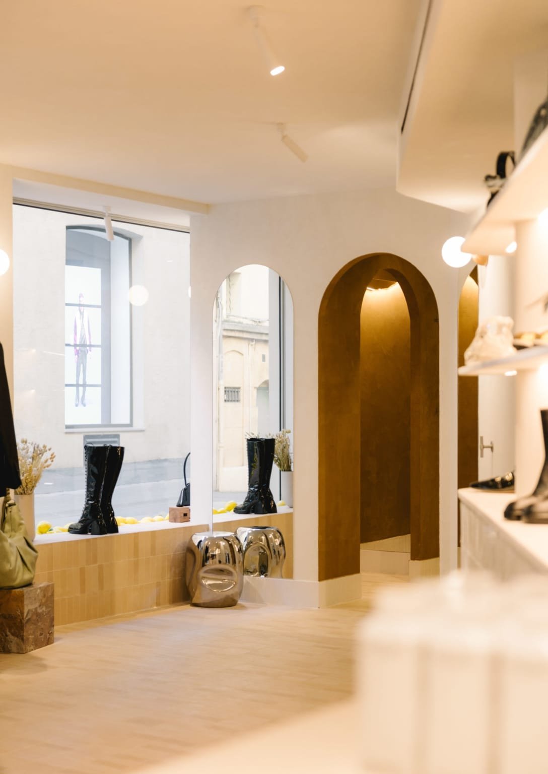 La boutique éclairée par des lumières chaudes et feutrées conçu en collaboration avec MAWA