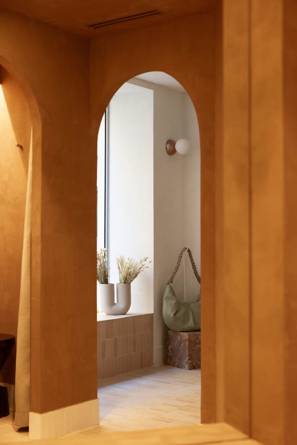 L'arche d'entrée dans les cabines réalisées en Mortex, un enduit à la chaux