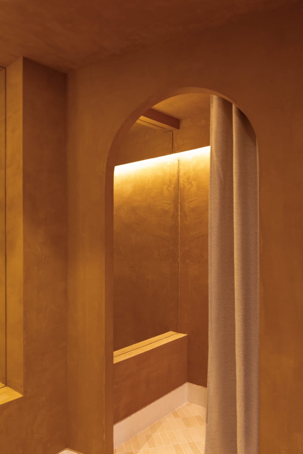 Une cabine avec un éclairage LED subtil et un rideau de la marque Casamance