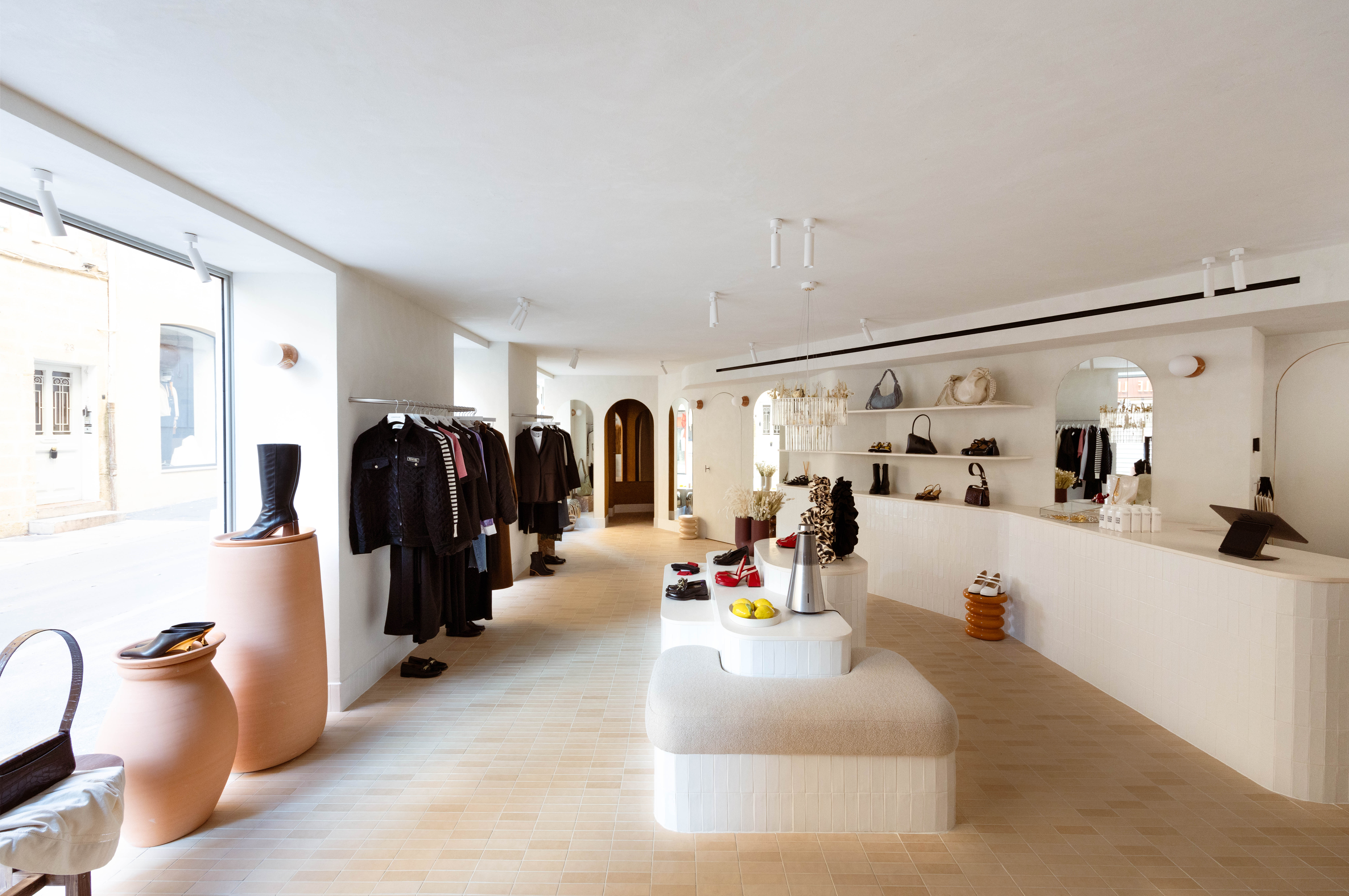 Intérieur de la boutique Citronnade. Vue vers les cabines
