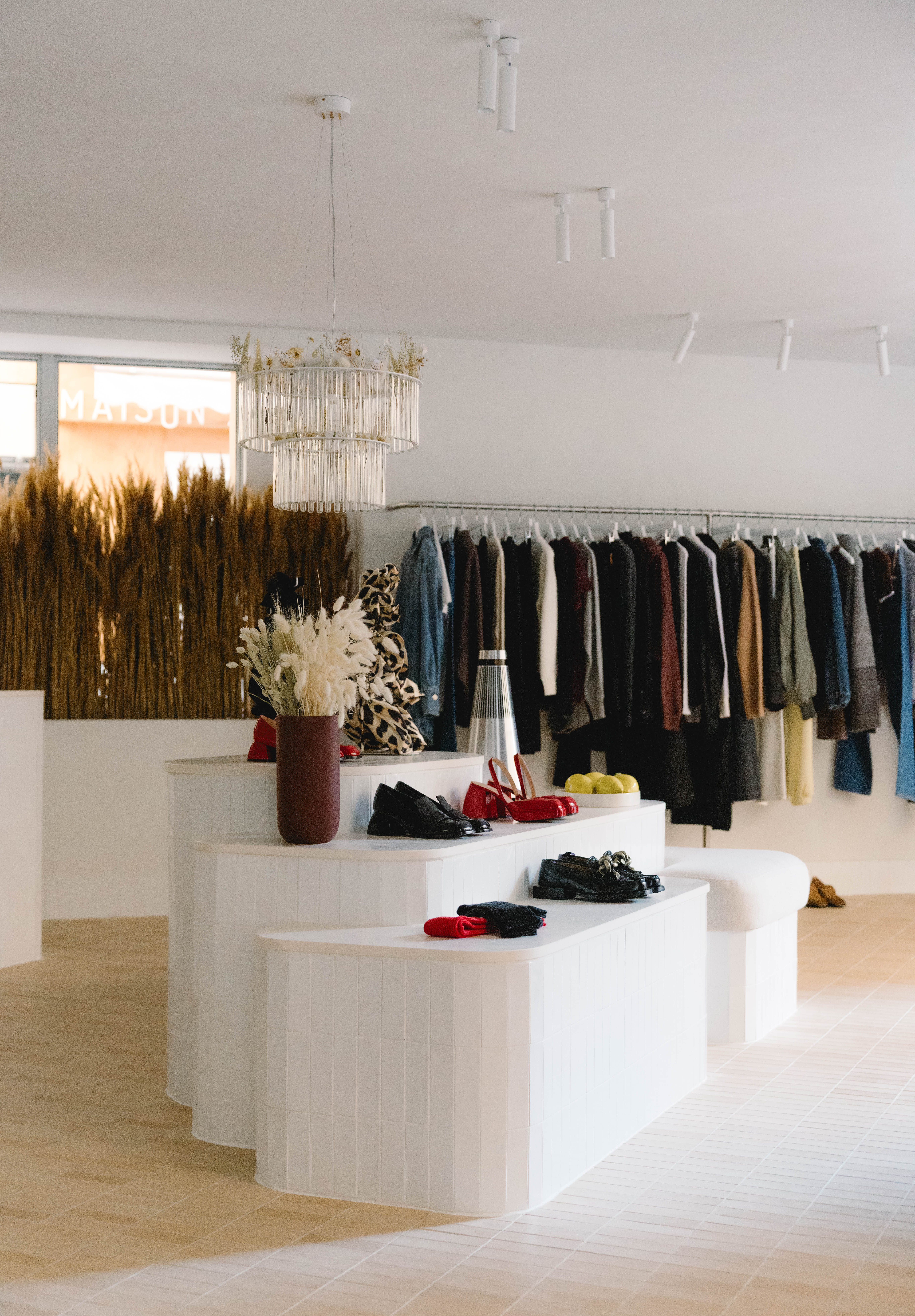 Ilot de présentation des chaussures et accessoire réalisé en zelliges blanc et en pierre Paloma