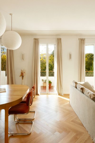 Intérieur lumineux d'un salon avec une table à manger et un canapé confortable.