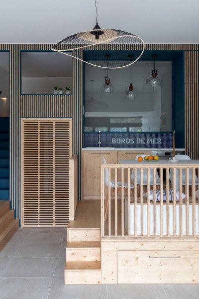 Intérieur moderne et chaleureux avec des couleurs bleues et des éléments en bois.