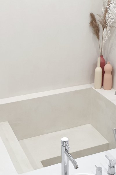 Baignoire design moderne dans une salle de bain minimaliste et élégante.