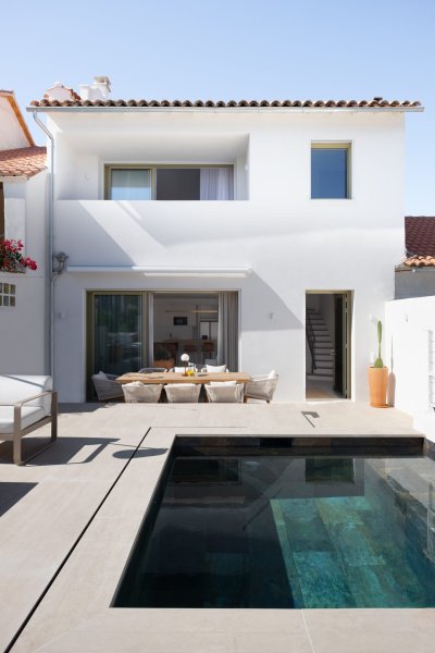Belle maison moderne avec piscine, idéale pour se détendre en plein air.