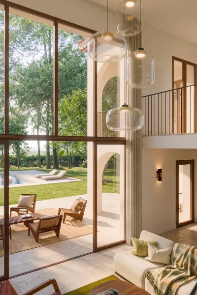 Intérieur moderne avec vue sur piscine et jardin luxuriant.