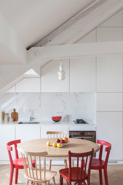Cuisine d'une charmante rénovation avec des poutres apparentes et une table ronde.