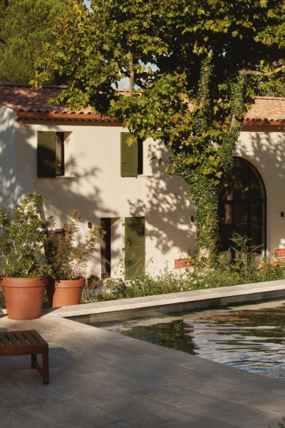 Une belle maison de campagne avec piscine, entourée de verdure et de vignes, un cadre paisible et enchanteur.